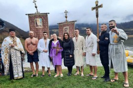 Djevojka prva doplivala do časnog krsta u Jezeru (FOTO)
