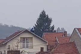 Maloljetnik prijeti da će da skoči sa kuće (VIDEO)