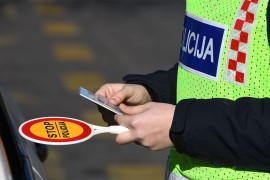 Kupio vozačku dozvolu: U kafiću na granici sa BiH dao 1.200 evra