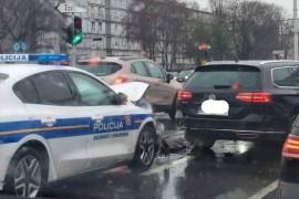 Policijskim vozilom se zabio u pasata