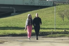 Breskvica se ne odvaja od zgodnog policajca (VIDEO)