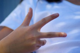 Usvojena deklaracija kojom se osuđuje dizanje tri prsta