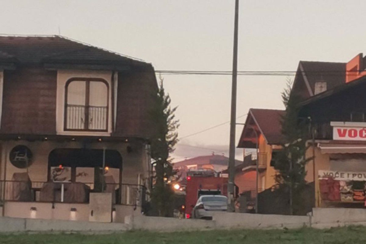 Požar u banjalučkom naselju Petrićevac, dva vatrogasna vozila na terenu
