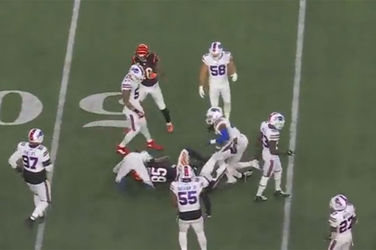 Jeziva drama na meču: NFL igrač doživio srčani udar, 30 minuta ga oživljavali