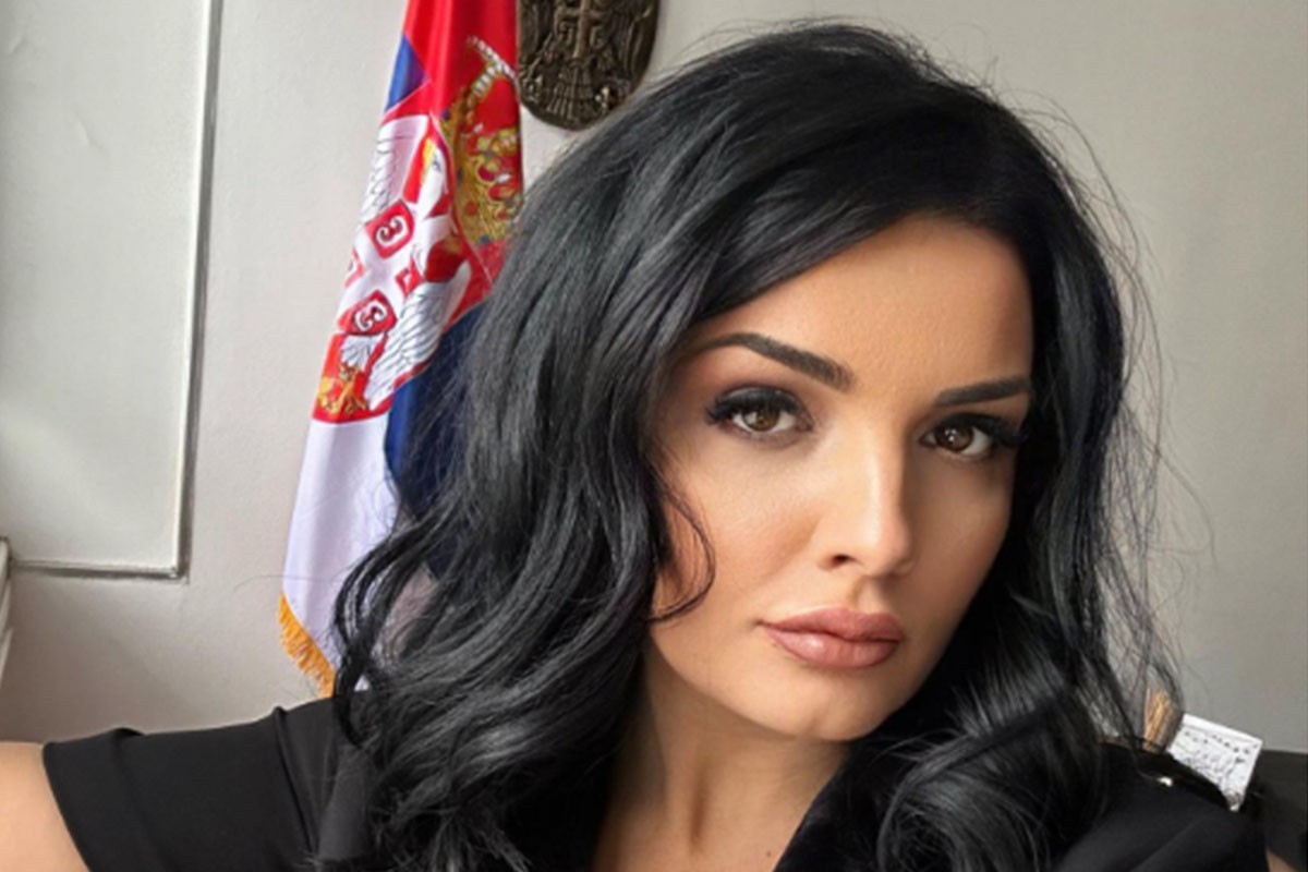 Milena Popović u kratkom šorcu usred januara