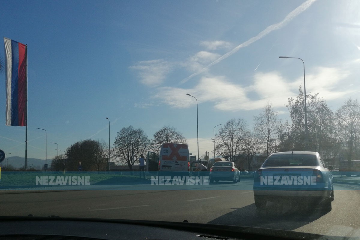 Sudar izazvao kolonu na kružnom toku kod Lesnine