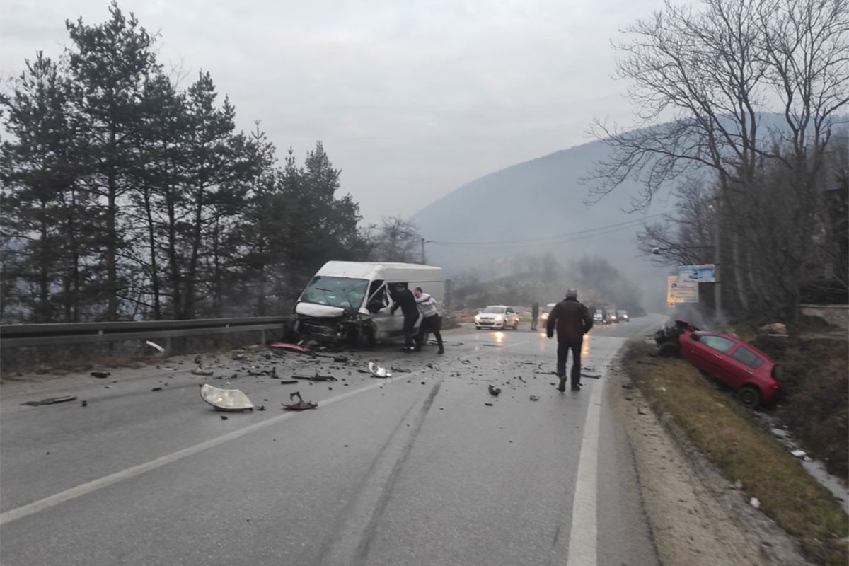 Više osoba povrijeđeno u sudaru dva automobila