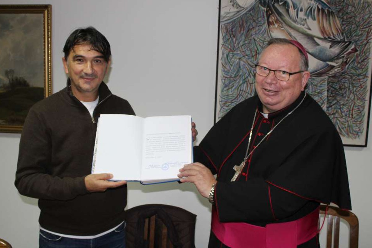 Zlatko Dalić dobio knjigu sa posvetom od biskupa Franje Komarice