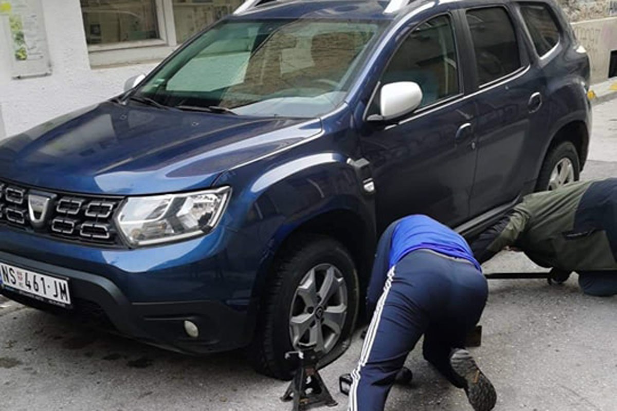 Brajlović turistima iz Srbije kojima su izbušene gume platio sve troškove