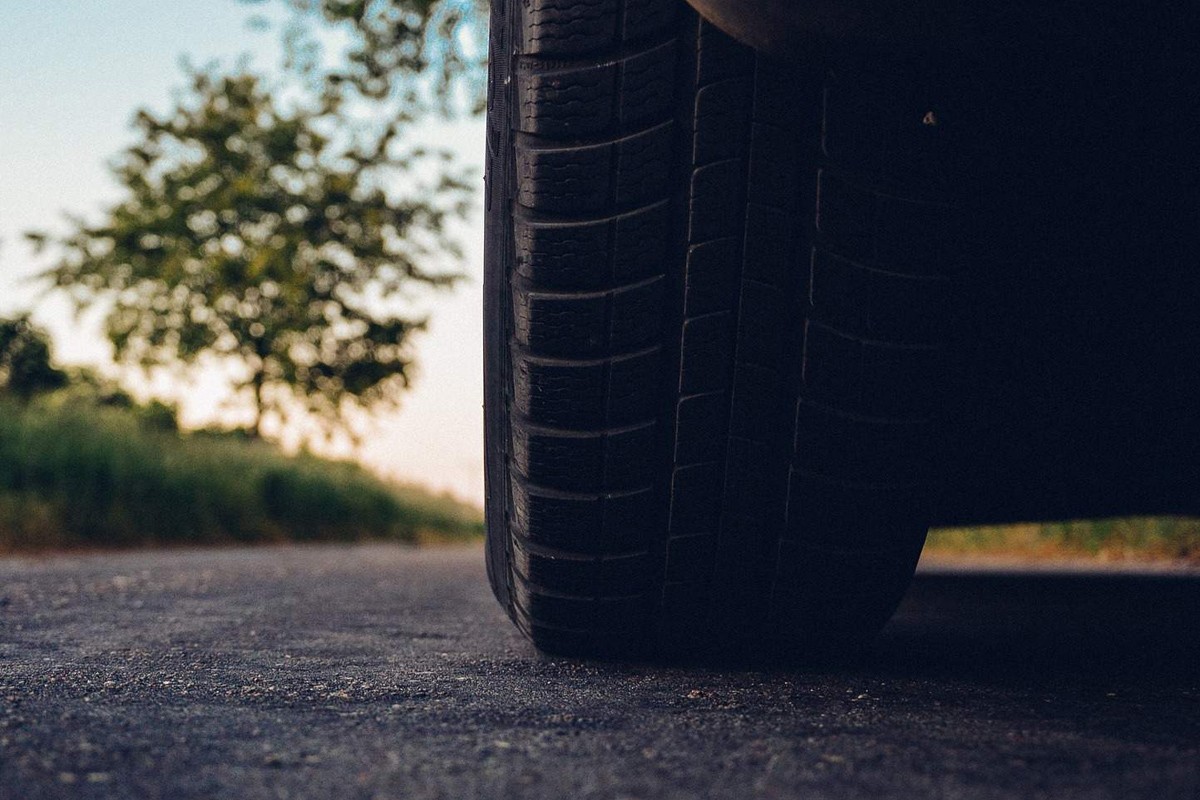 Novi incident u Sarajevu: Opet izbušili gume na autima iz Srbije