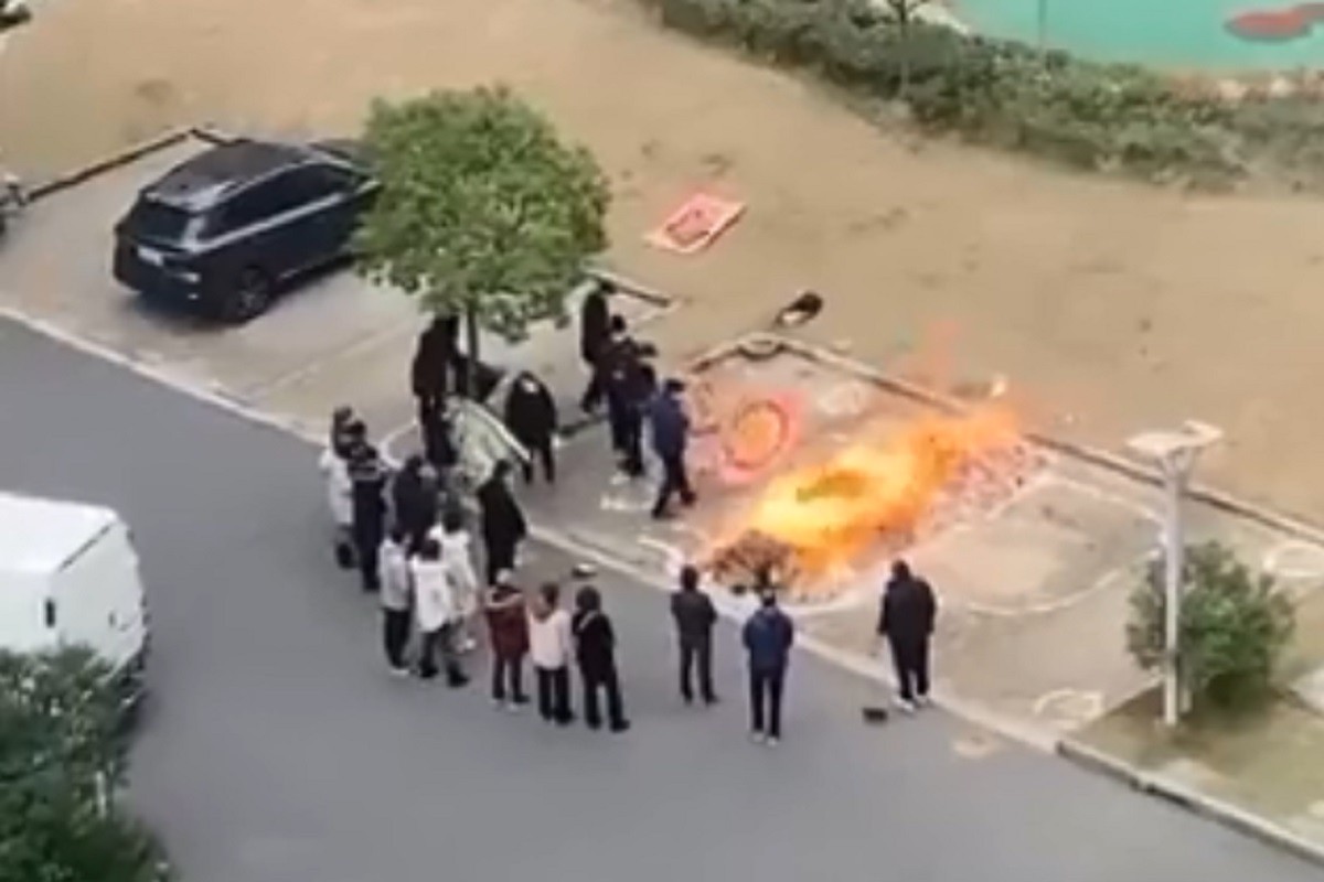Očajni Kinezi pale mrtve na lomačama (VIDEO)