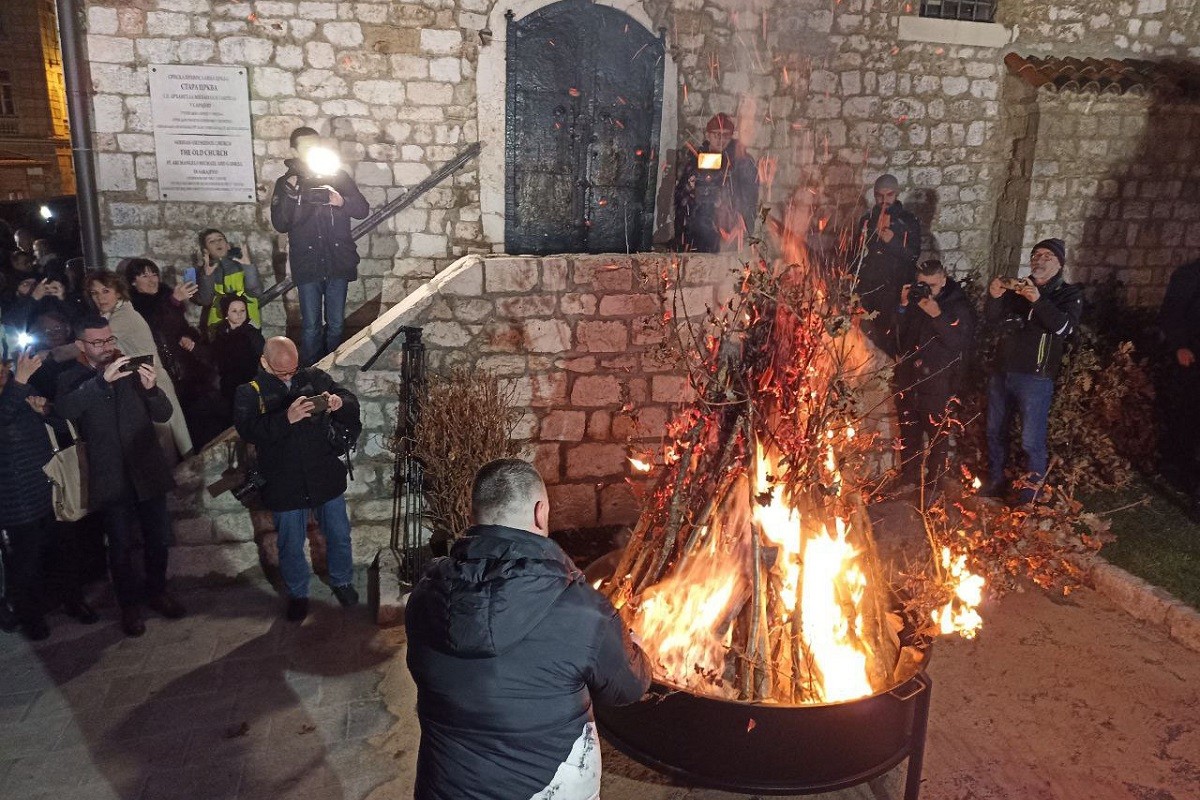 Veliki broj vjernika na paljenju badnjaka u Istočnoj Ilidži (FOTO)