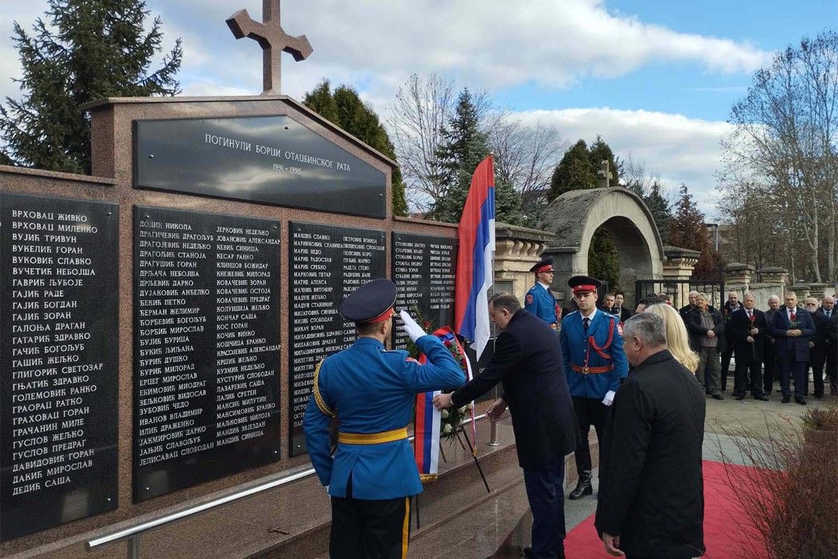 Obilježavanje Dana Republike Srpske: Položeni vijenci palim borcima i za 12 banjalučkih beba