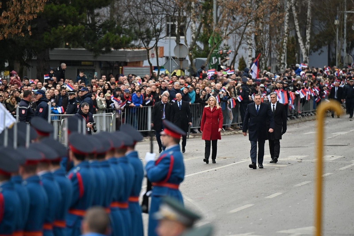 Svečani defile povodom Dana Republike Srpske (VIDEO)