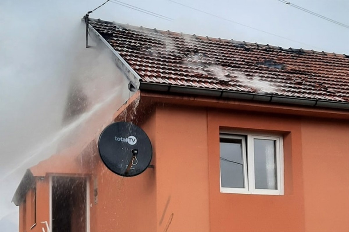 Gorio krov kuće u Gacku, evakuisali staricu (FOTO)