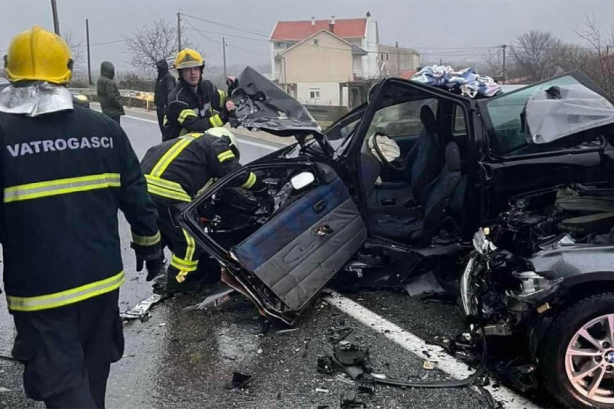 Težak sudar: Vatrogasci povrijeđene izvlačili iz uništenih automobila