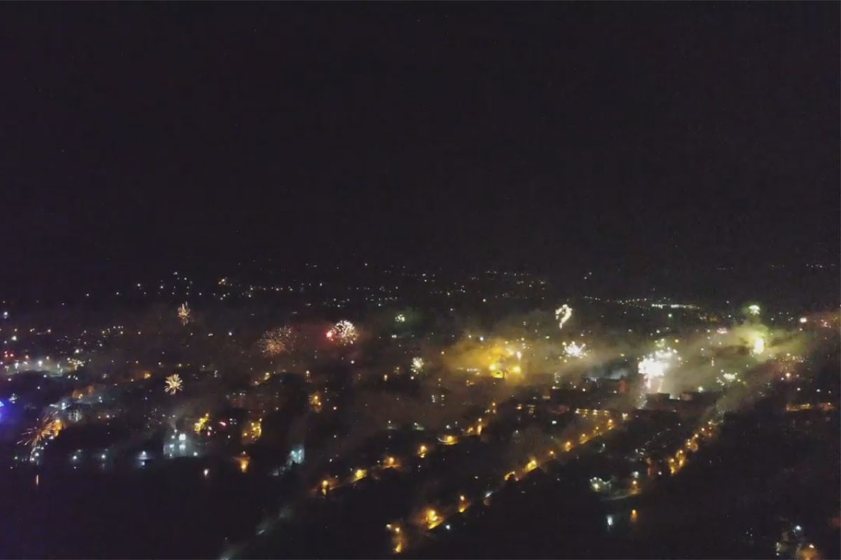 Teslićani spektakularnim vatrometom obilježili Dan Republike Srpske (VIDEO)