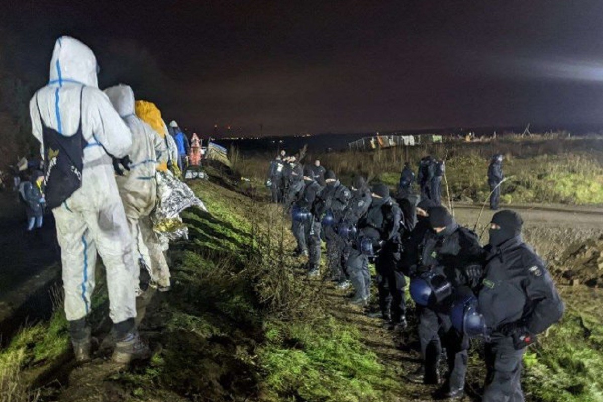 Policija pokušava odvesti aktiviste iz sela koje se uništava zbog rudnika (VIDEO)