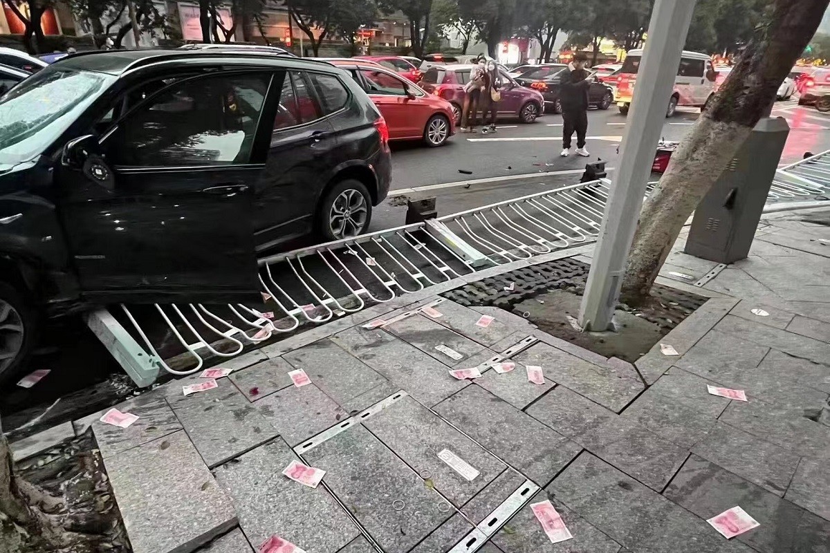 Autom ubio petoro ljudi, pa izašao iz vozila i bacao novčanice (VIDEO)
