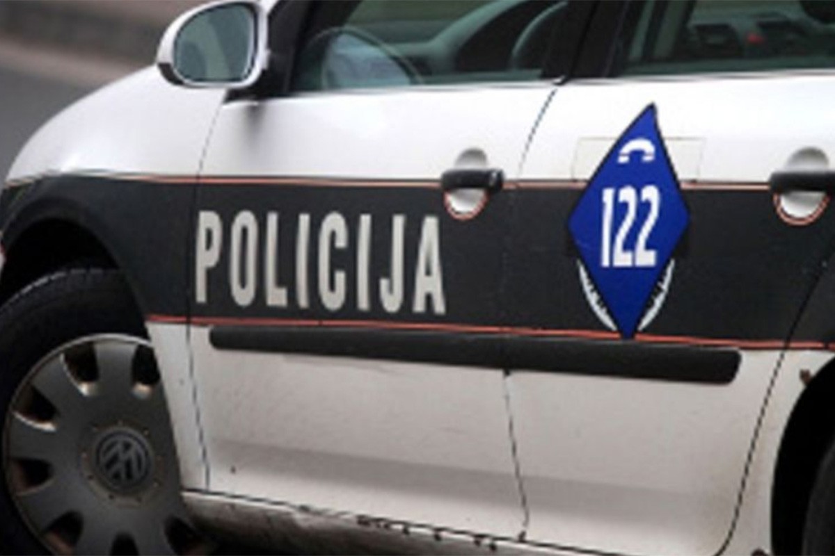 Automobil sletio s puta, povrijeđene tri osobe