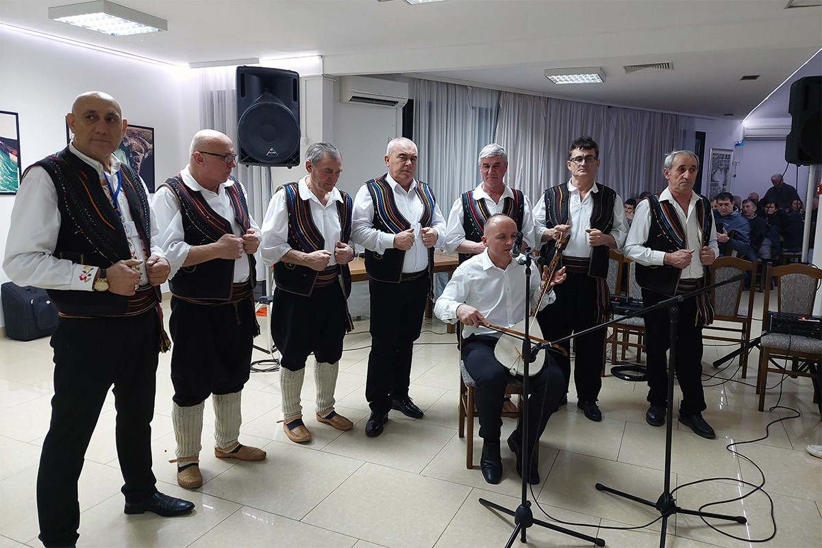 Srpsko sijelo koje je okupilo ljubitelje izvorne pjesme i gusala