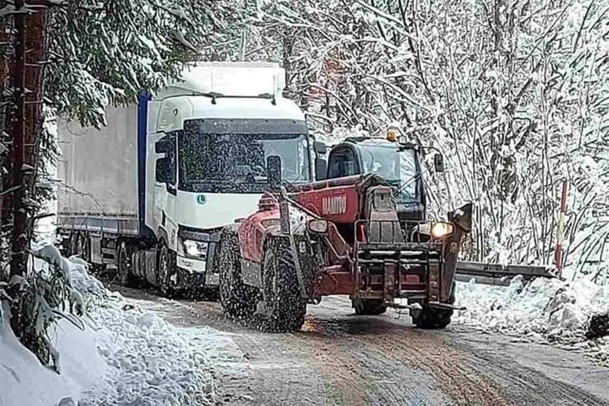 Porodica iz Kaknja ugostila vozača kamiona iz Turske koji je zapeo u snijegu