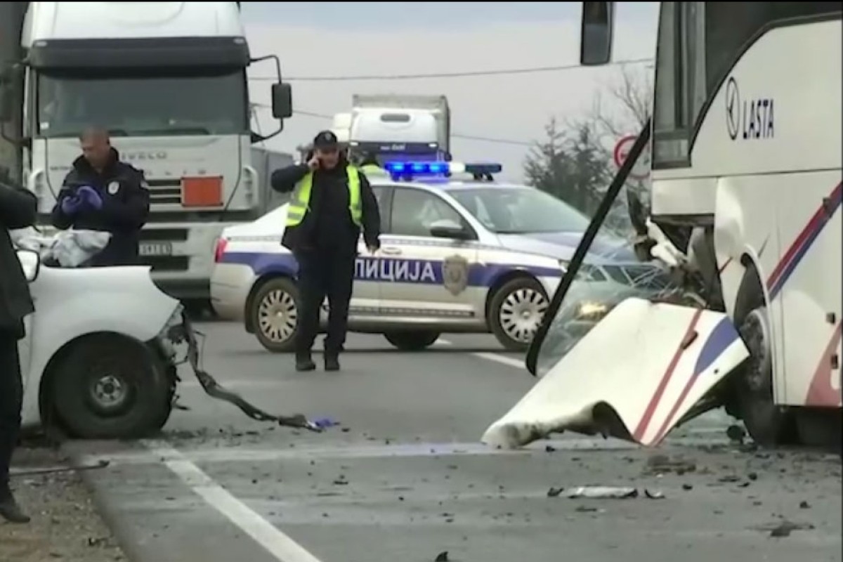 Sudarili se autobus i pikap, jedna osoba stradala, više povrijeđeno