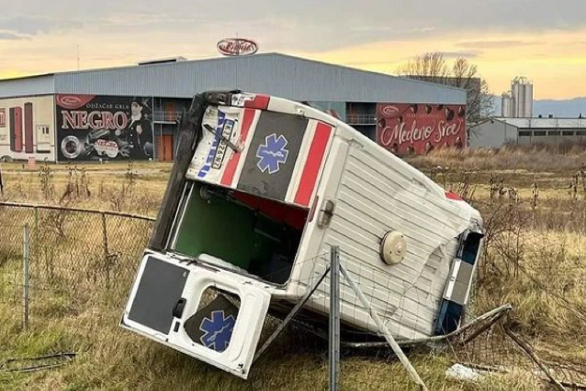 Kombi se sudario sa vozilom Hitne pomoći, pet povrijeđenih (FOTO)