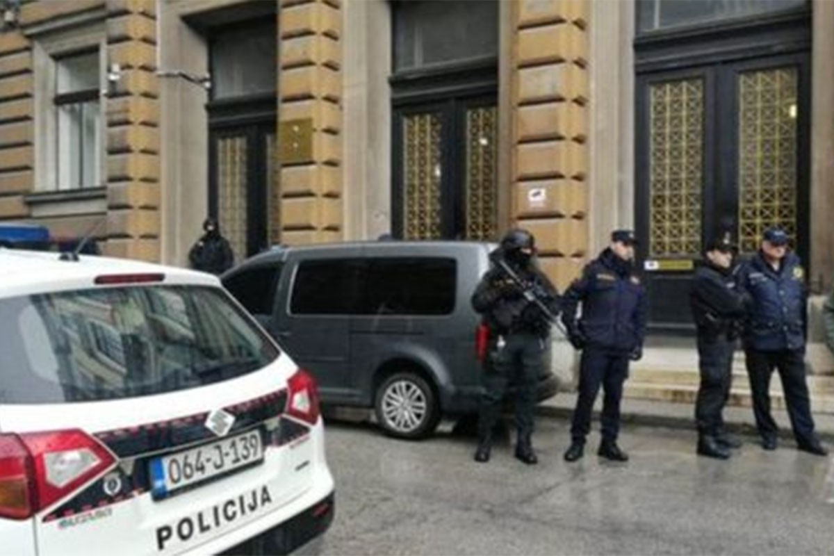 Određen pritvor sedmorici osumnjičenih za napad na Srbe, trojici mjere zabrane