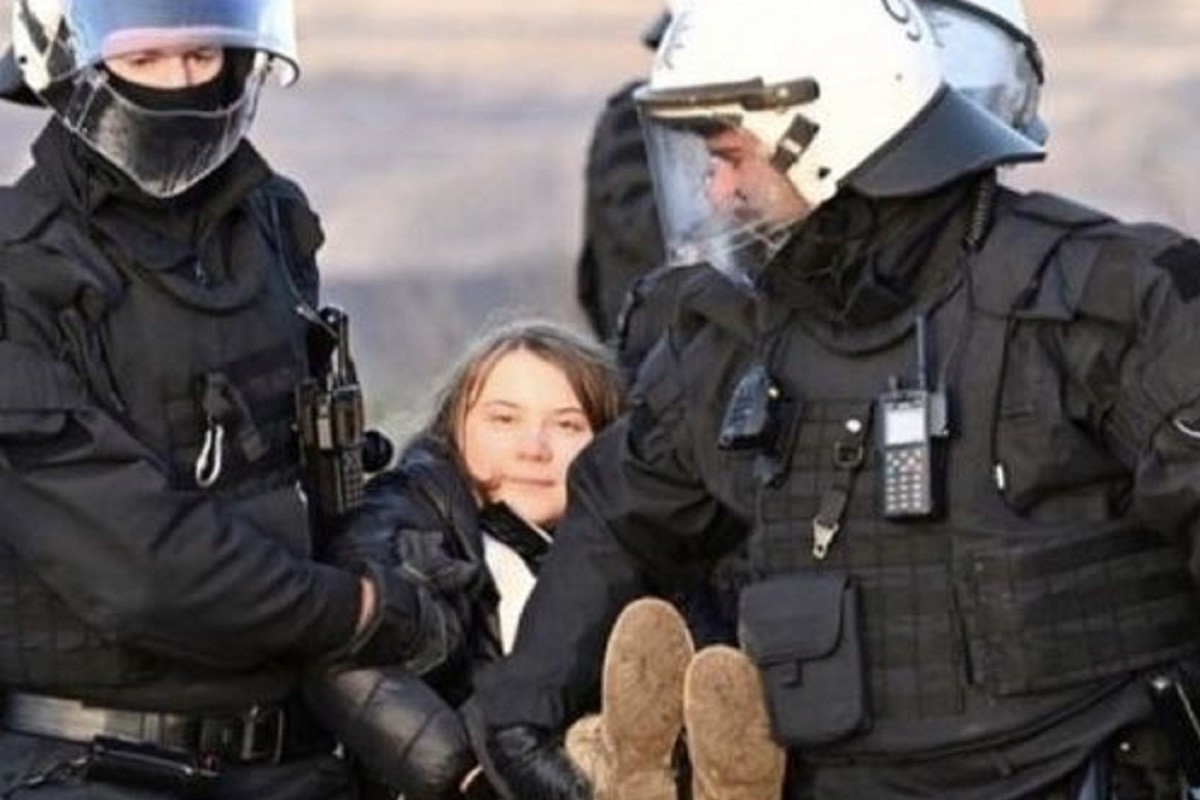 Greta Tunberg odvedena od strane policije (FOTO)