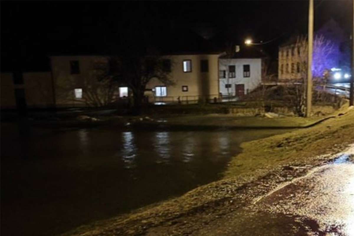 Voda ušla u kuće, odroni i oborena stabla po putu