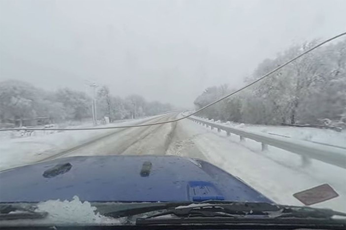 Iskoristili mećavu da jure po zaleđenom putu pa se iznenadili (VIDEO)
