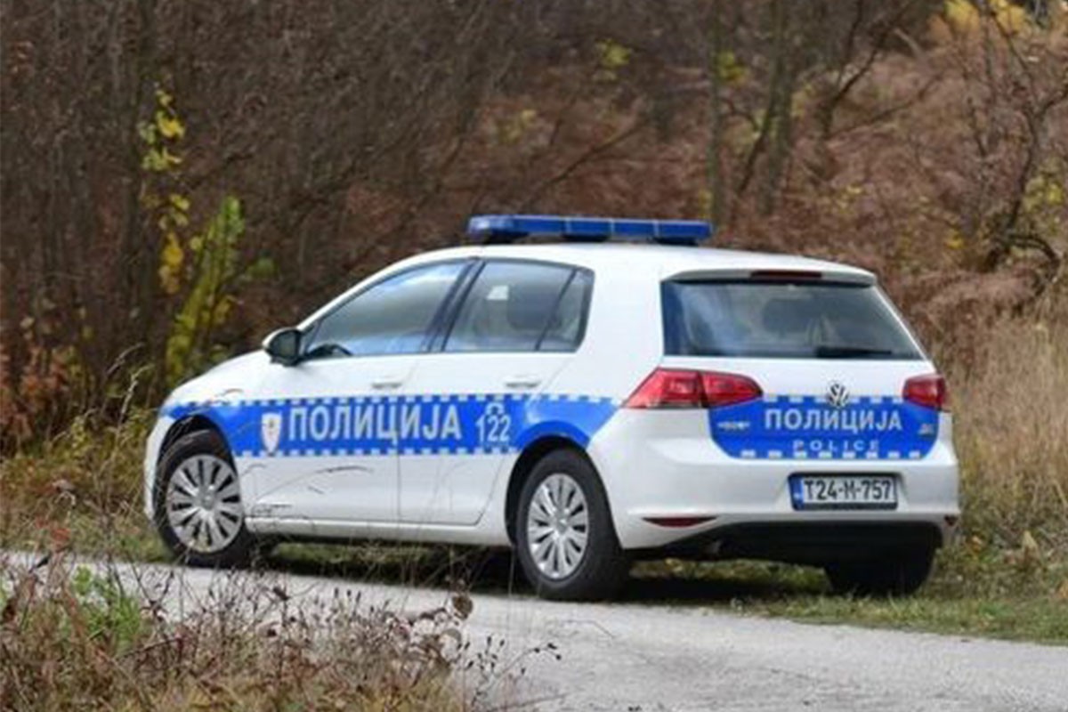 Blokirali lokalni put pa uhapšeni