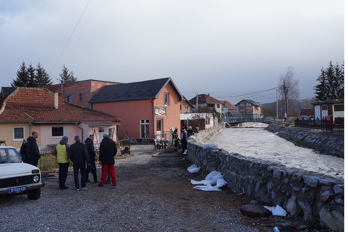 Za sat vremena se skupilo 100 volontera: Spasili brojne kuće od poplava