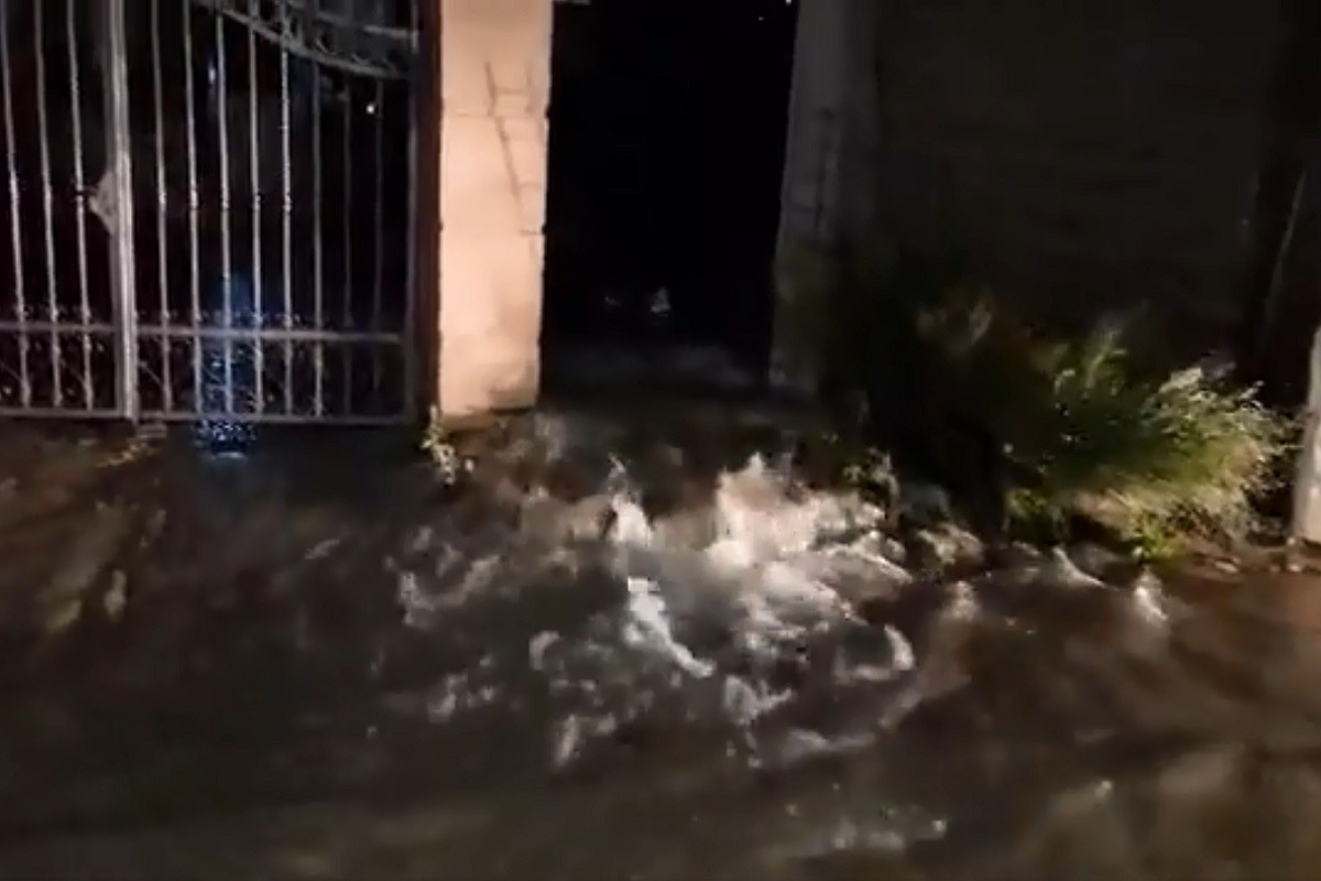 Voda na mostarskim ulicama nakon izlivanja Radobolje (VIDEO)