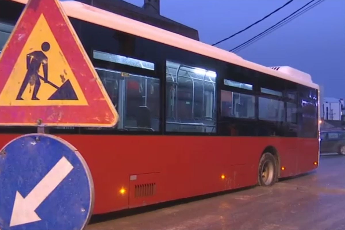 Autobus zaglavljen u rupi na putu, saobraćajni kolaps u Beogradu