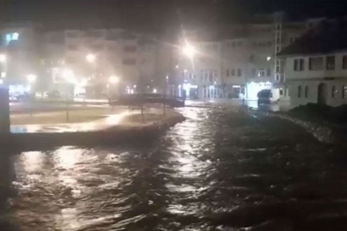 Poplave i u Srbiji: Izlio se Lim, evakuisana majka sa šestoro djece