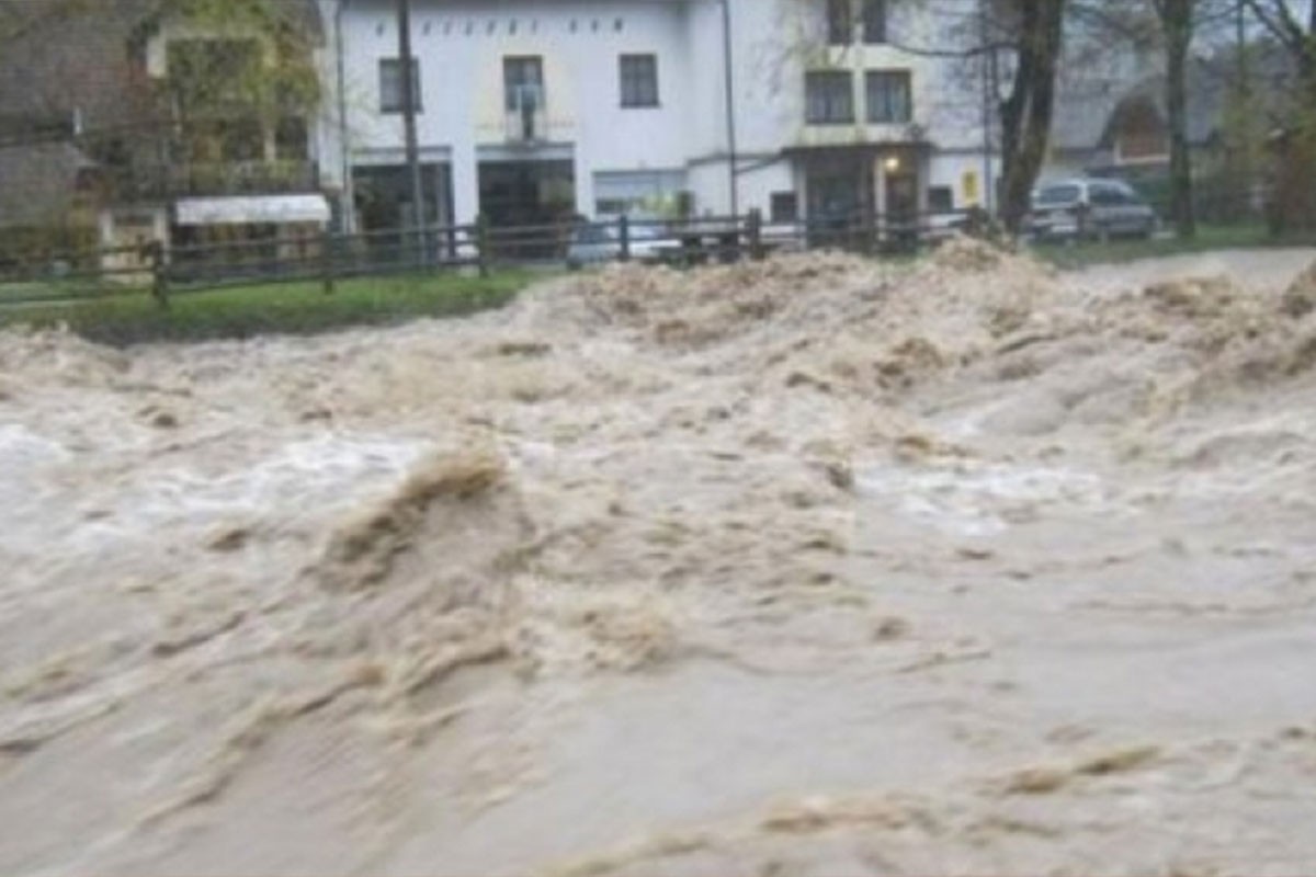 Prve žrtve poplava u Srbiji: Pokušali zaustaviti bujicu, voda ih odvukla
