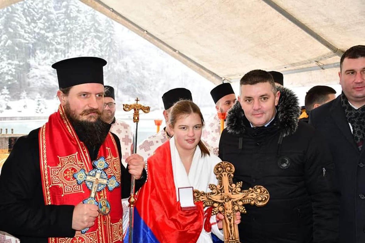 Djevojčica Kristina Bilić doplivala do časnog krsta u Mrkonjić Gradu (FOTO)