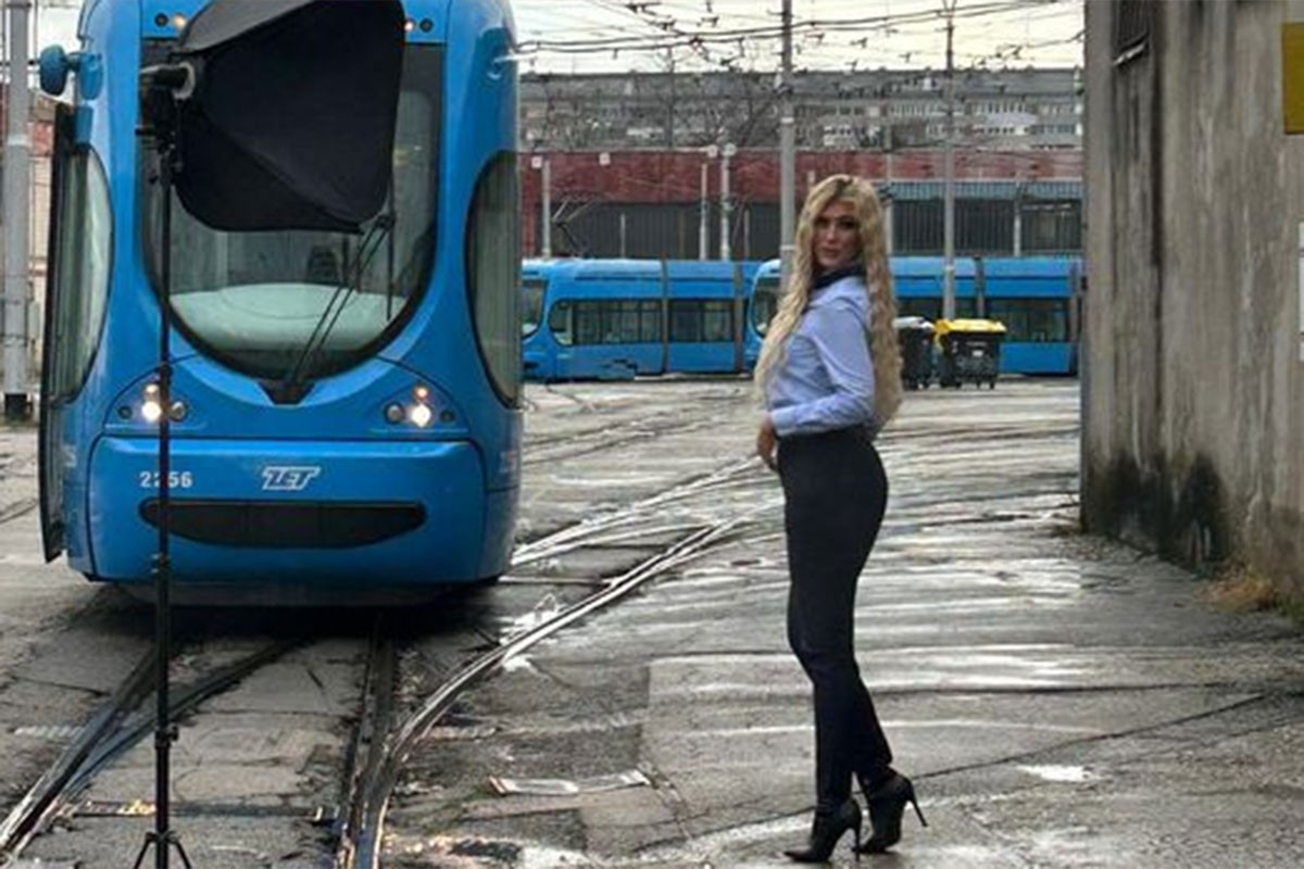 Atraktivna vozačica tramvaja mami uzdahe (FOTO)