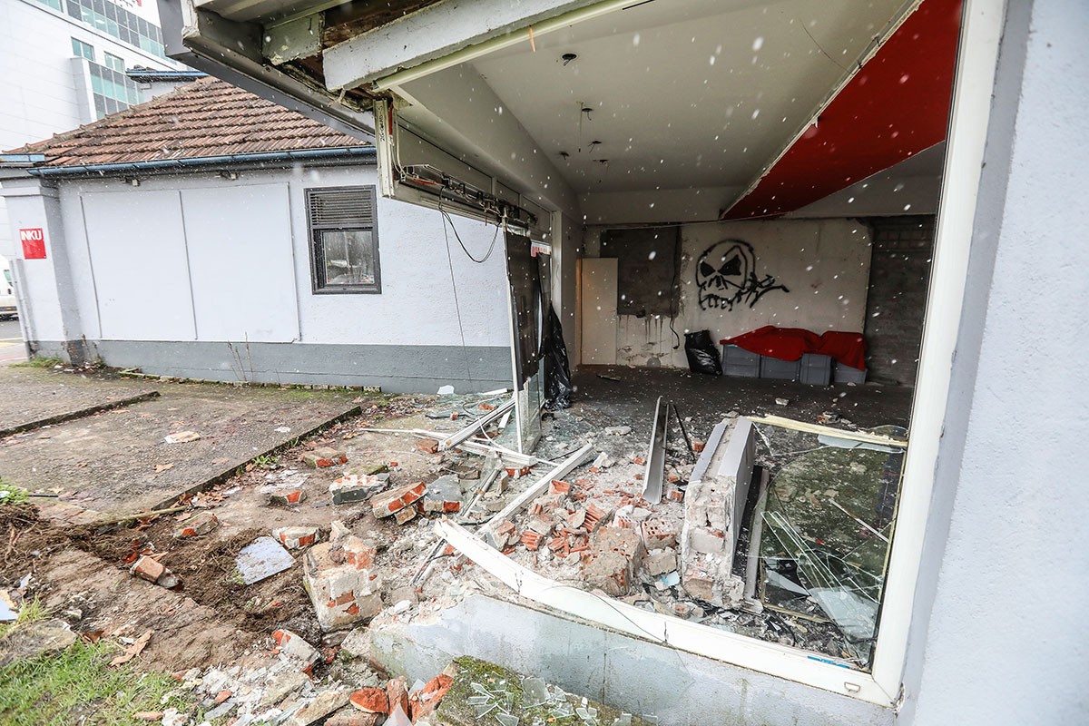 Autom uletio u poslovni prostor, uništio ga pa pobjegao