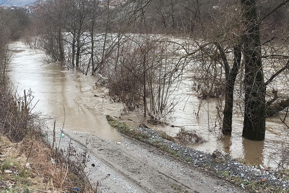 Voda potkopala most za naselje Mrsovo