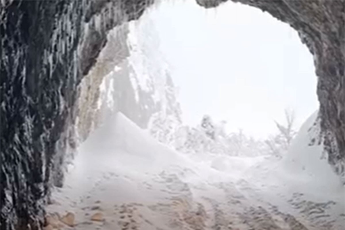 Snježni nanosi zatrpali put prema granici sa BiH