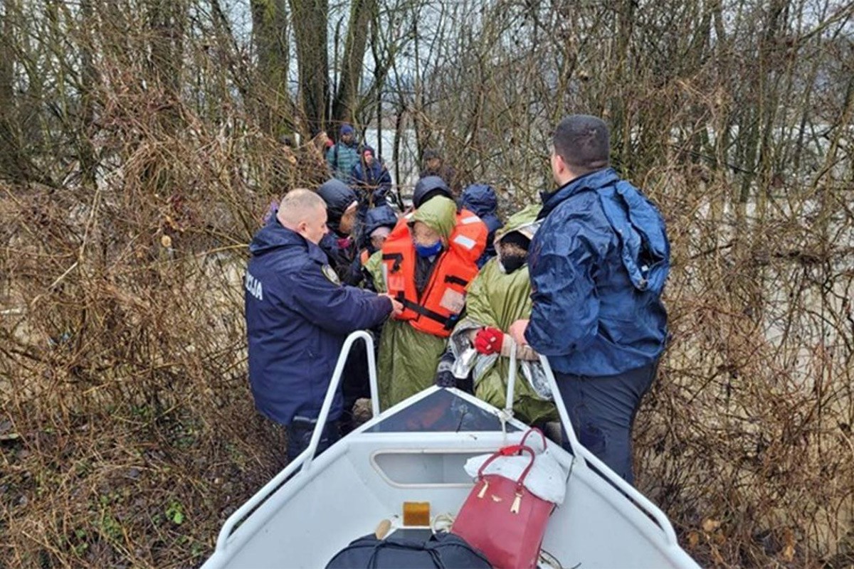 Kubanski migranti zapeli na Savi, policija ih morala spašavati (VIDEO)