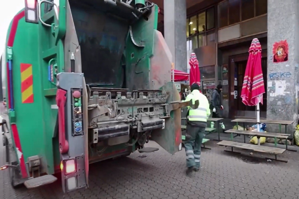 Gradonačelnik Zagreba čisti smeće (VIDEO)