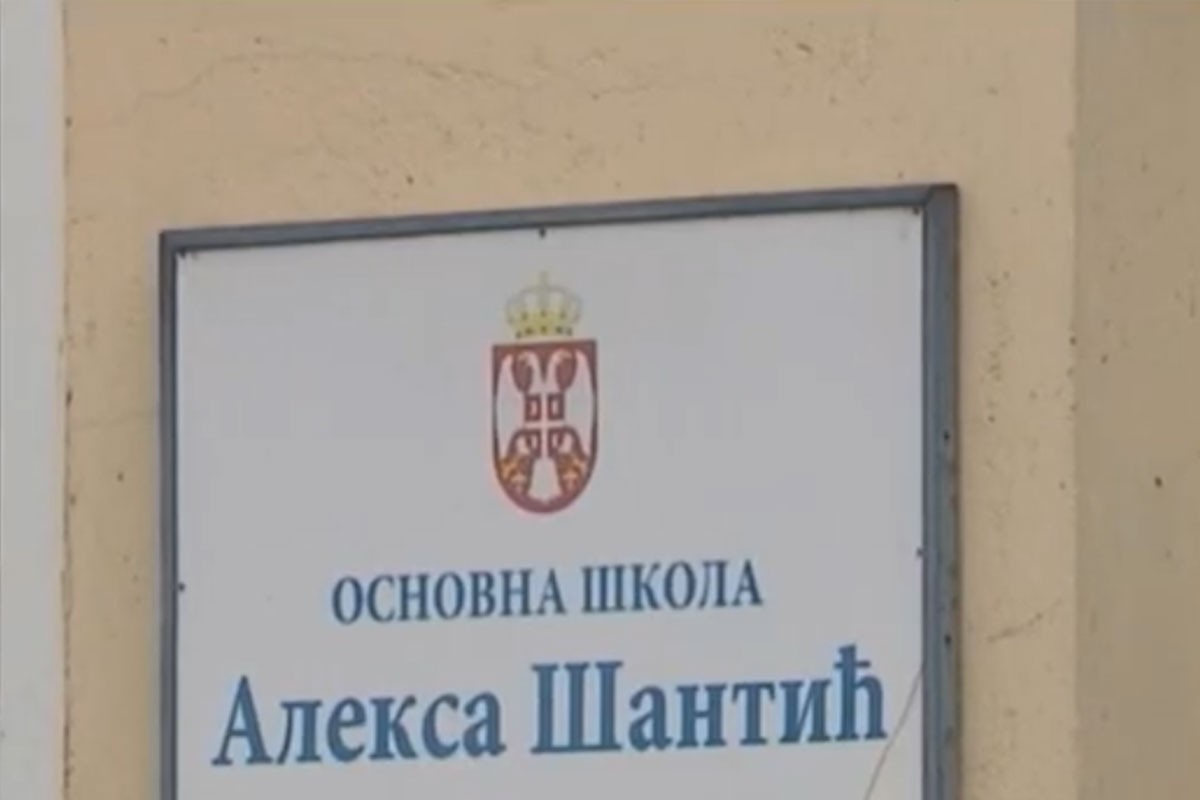 Đaci dočekali sveštenika na Savindan, direktorica škole napustila učionicu