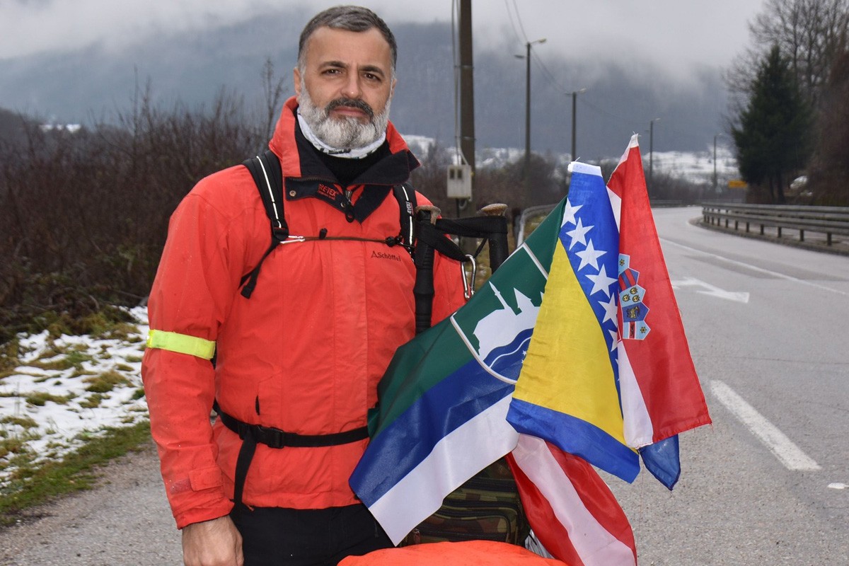Bez obzira na vjeru i naciju svi podržavaju Envera koji pješke ide u Meku (FOTO)