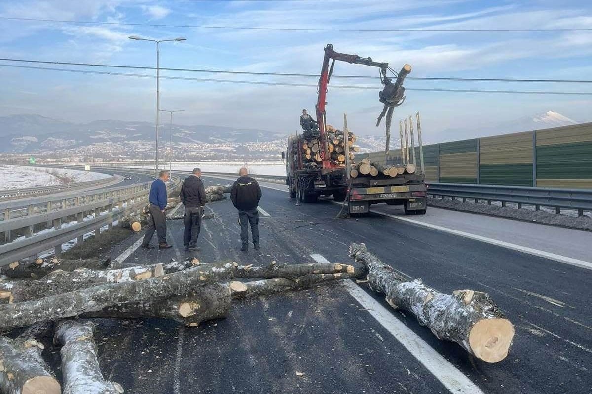 Balvani pali sa kamiona na auto-putu (VIDEO)