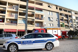 Ženi zapalili pežo, potpuno izgorio