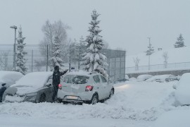 Tri automobila zarobljena u smetovima